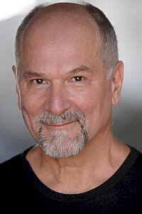Porträt von John Kapelos