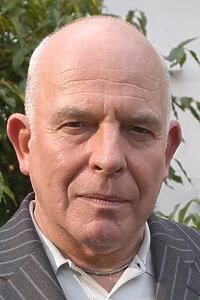 Porträt von John Shrapnel