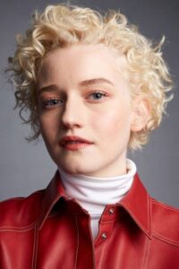 Porträt von Julia Garner