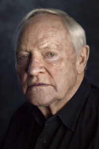 Porträt von Julian Glover