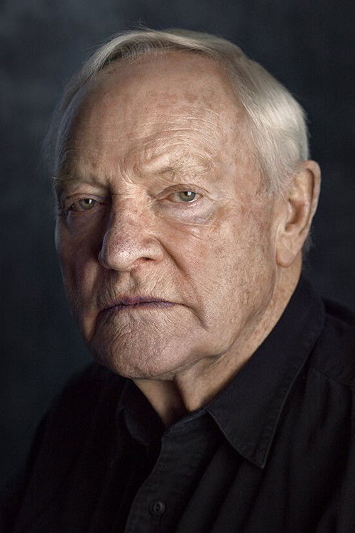 Porträt von Julian Glover