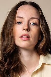 Porträt von Kacey Rohl