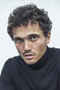 Porträt von Karl Glusman