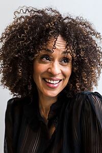 Porträt von Karyn Parsons