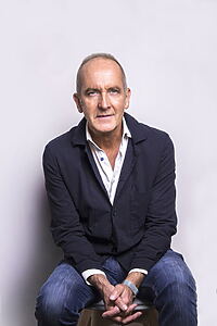 Porträt von Kevin McCloud
