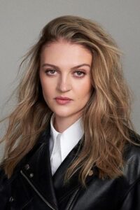Porträt von Lara Peake