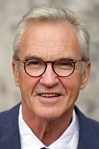 Porträt von Larry Lamb