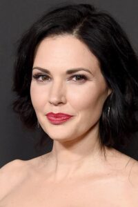 Porträt von Laura Mennell