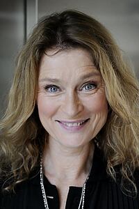 Porträt von Lena Endre