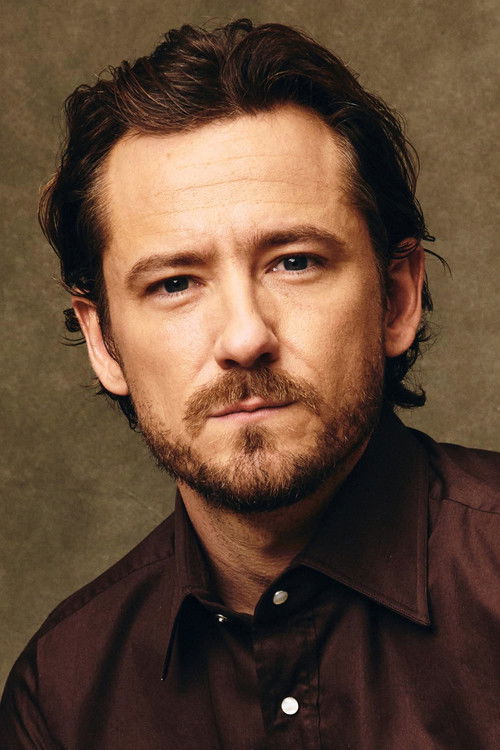 Porträt von Lewis Pullman