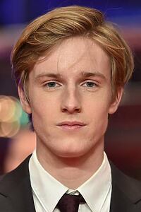Porträt von Louis Hofmann