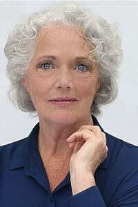 Porträt von Louise Jameson