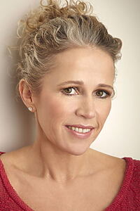 Porträt von Lucy Benjamin