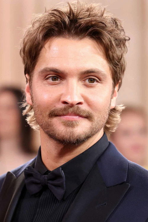 Porträt von Luke Grimes