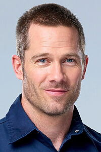 Porträt von Luke Macfarlane