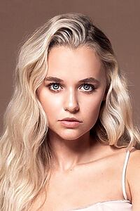Porträt von Madison Iseman