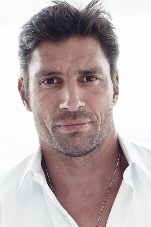 Porträt von Manu Bennett