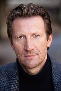Porträt von Mark Bazeley