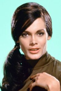 Porträt von Martine Beswick
