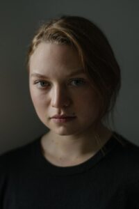 Porträt von Mia Threapleton