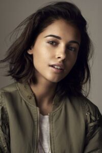 Porträt von Naomi Scott