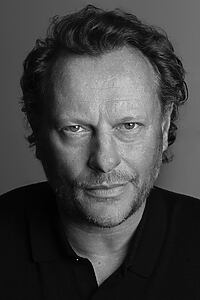 Porträt von Neil Stuke