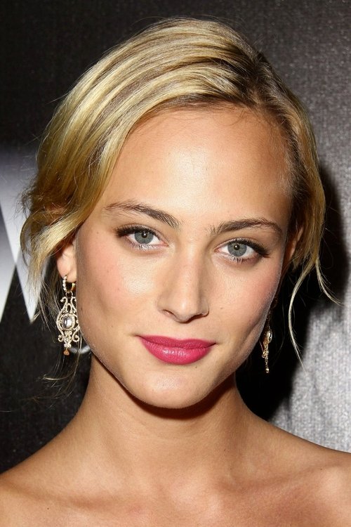 Porträt von Nora Arnezeder