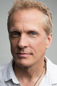 Porträt von Patrick Fabian