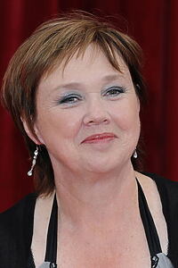 Porträt von Pauline Quirke