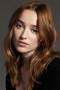 Porträt von Phoebe Dynevor