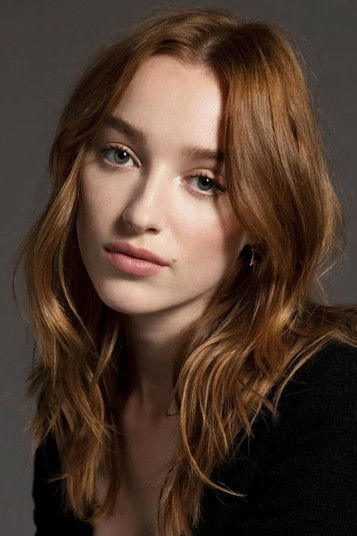 Porträt von Phoebe Dynevor