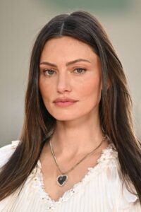 Porträt von Phoebe Tonkin