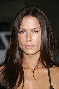 Porträt von Rhona Mitra