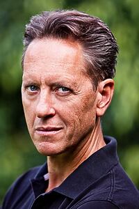 Porträt von Richard E. Grant