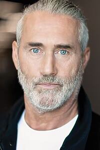 Porträt von Roy Dupuis