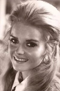 Porträt von Sharon Farrell
