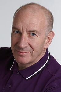 Porträt von Simon Day