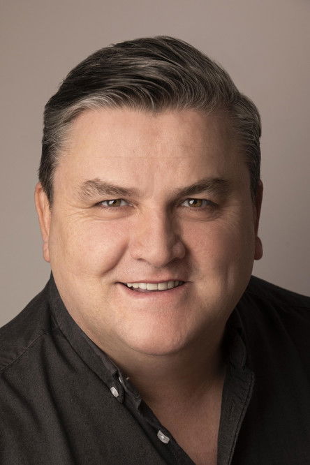 Porträt von Simon Delaney