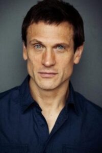 Porträt von Simon Merrells