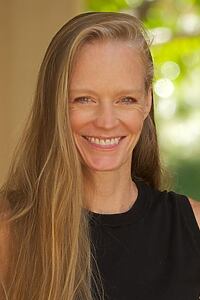 Porträt von Suzy Amis