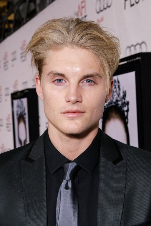 Porträt von Toby Hemingway