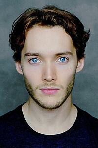 Porträt von Toby Regbo