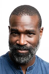 Porträt von Tunde Adebimpe