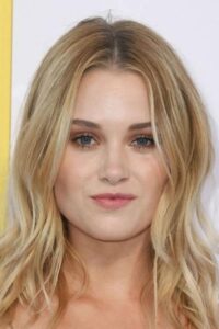 Porträt von Virginia Gardner