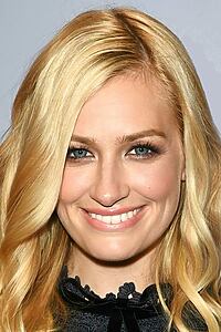 Porträt von Beth Behrs