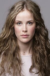 Porträt von Carla Juri