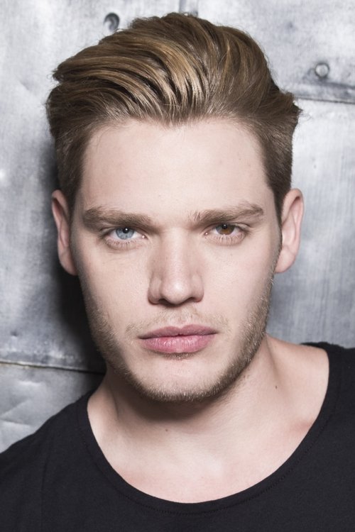 Porträt von Dominic Sherwood