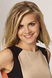 Porträt von Eliza Coupe