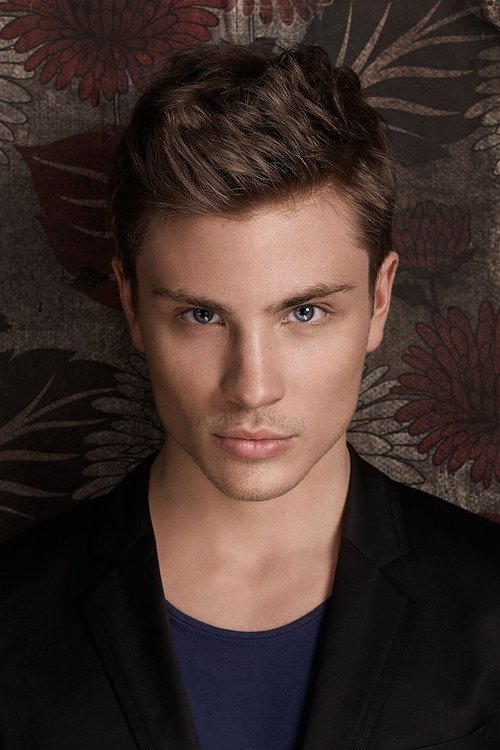 Porträt von Jannik Schümann