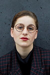 Porträt von Lou Strenger